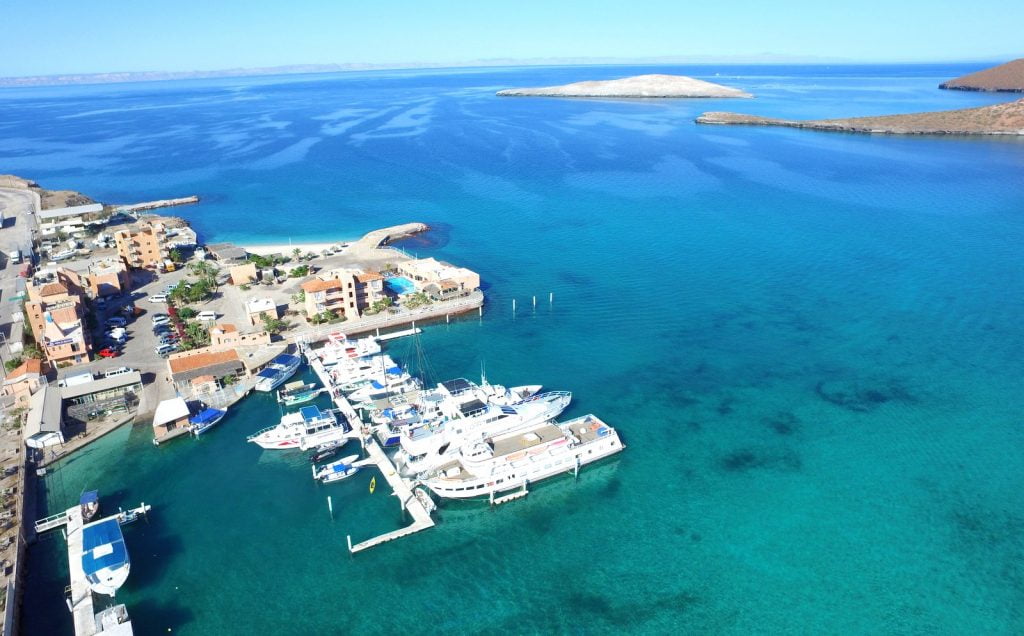 Vista Aérea de Marina, Hotel y Playa, Club Hotel Cantamar, La Paz, Baja California Sur, con vista de Bahía Pichilingue e Isla Gaviota, aguas azules