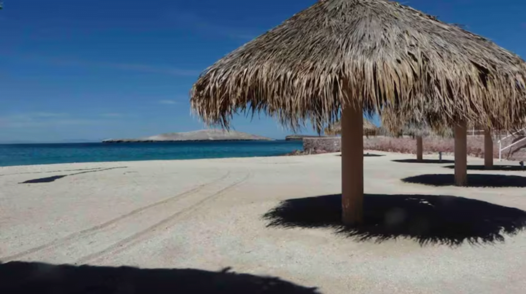 Playa Cantamar en Bahía PIchilingue, La Paz, Baja California Sur, Club Hotel Cantamar